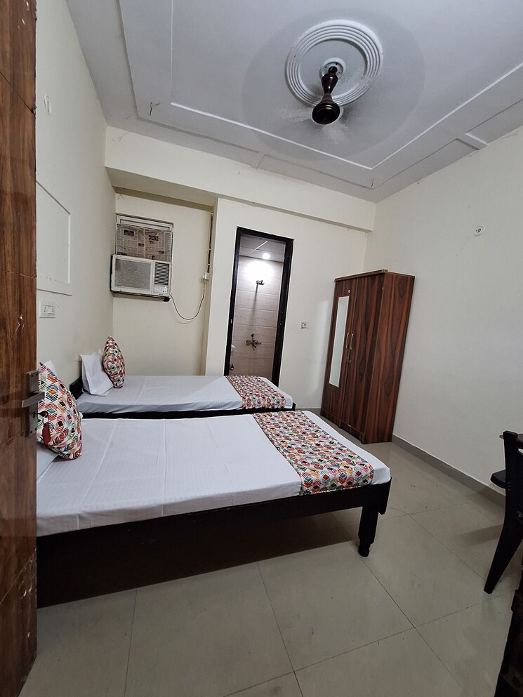 Room, sector 73 Pg For Boys & Girls In Sector 73 7826983