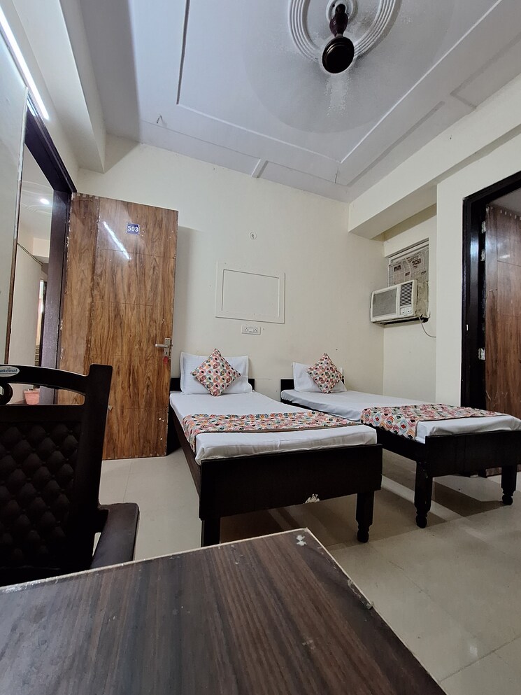 Room, sector 73 Pg For Boys & Girls In Sector 73 7826983