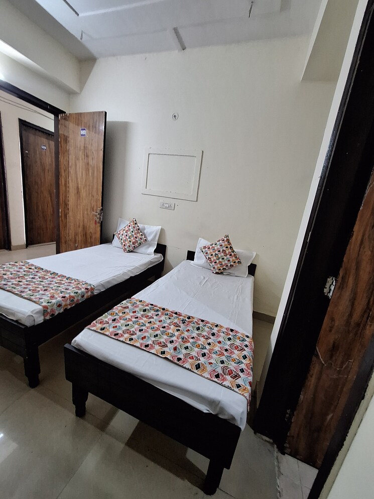 Room, sector 73 Pg For Boys & Girls In Sector 73 7826983