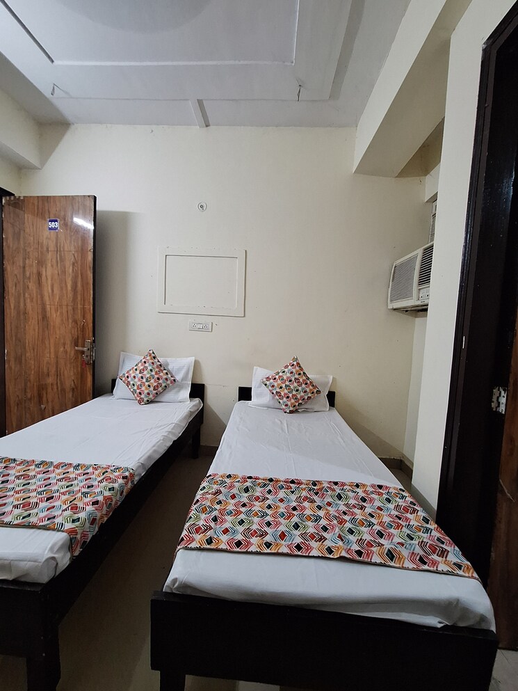 Room, sector 73 Pg For Boys & Girls In Sector 73 7826983