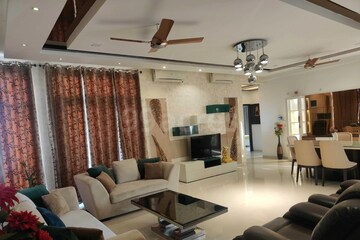 Master Bedroom in 4 BHK Apartment at Parsvnath Planet, Gomti Nagar – for Sale