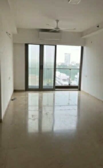 Room in 3 BHK Apartment at Santacruz West – for Rent