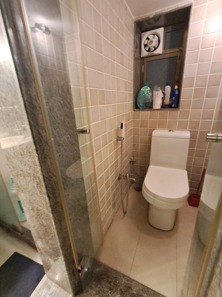 Bathroom, pr-hira 2 Bedroom 1250 Sq.Ft. Apartment In Khar West Mumbai 7827415
