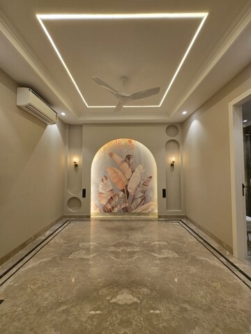 Building Lobby in 4 BHK Builder Floor at Ansal API Esencia, Sector 67 – for Sale