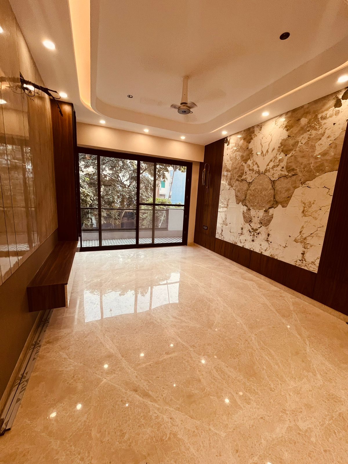 4 BHK + Pooja Room,Servant Room 300 Sq.Yd. Builder Floor in BPTP Astaire Gardens