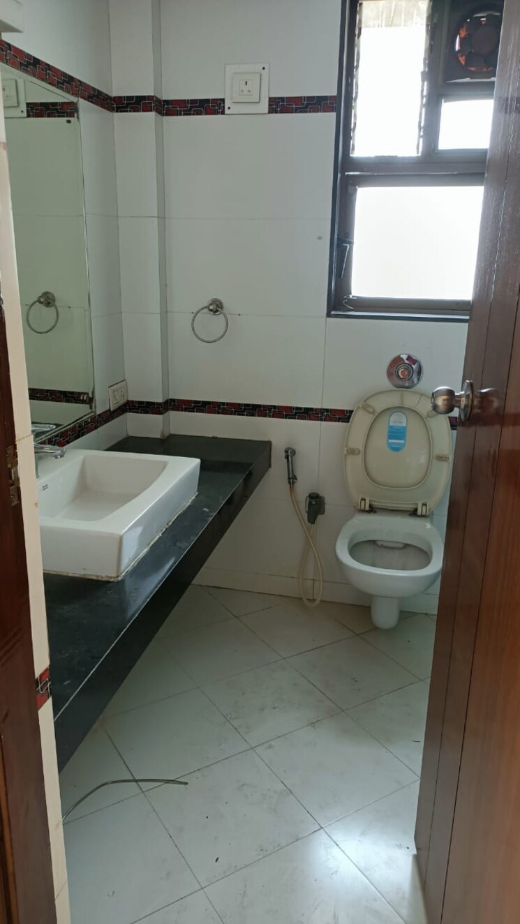 Bathroom, satguru-sharan-apartment 3 Bedroom 1600 Sq.Ft. Apartment In Bandra West Mumbai 7827524