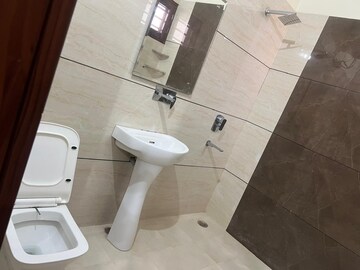 Bathroom in 4 BHK Apartment at DLF Beverly Park I, Sector 28 – for Sale