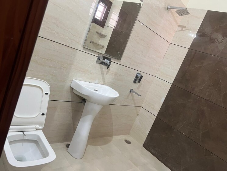 Bathroom, dlf-beverly-park-i 4 Bedroom 3000 Sq.Ft. Apartment In Sector 28 Gurgaon 7827860