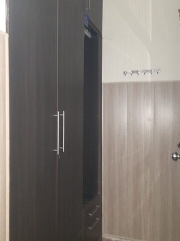 Furnished Amenities in 4 BHK Apartment at DLF Park Place, Sector 54 – for Sale