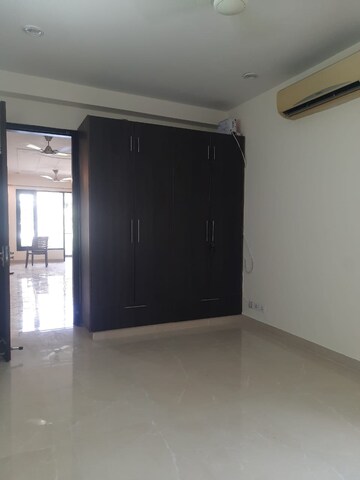 Room in 4 BHK Apartment at DLF Park Place, Sector 54 – for Sale