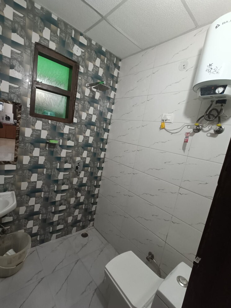 Bathroom, vasundhara sector 5 2 Bedroom 950 Sq.Ft. Builder Floor In Vasundhara Sector 5 Ghaziabad 7827941