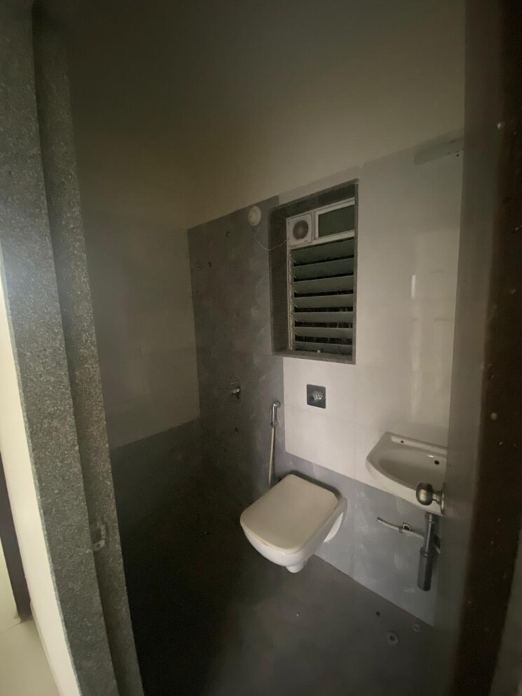 Bathroom, kandivali west 2.5 Bedroom 938 Sq.Ft. Apartment In Kandivali West Mumbai 7827962