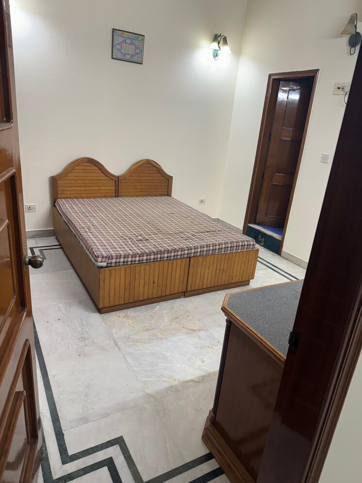 Bedroom, nizamuddin 3 Bedroom 200 Sq.Yd. Builder Floor In Nizamuddin Delhi 7828367