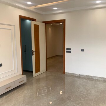Room in 4 BHK Builder Floor at BPTP Park Central, Sector 85 – for Sale