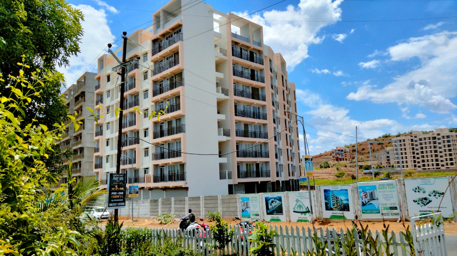 1 BHK + Extra Room Apartment For Sale in Unimont Aurum