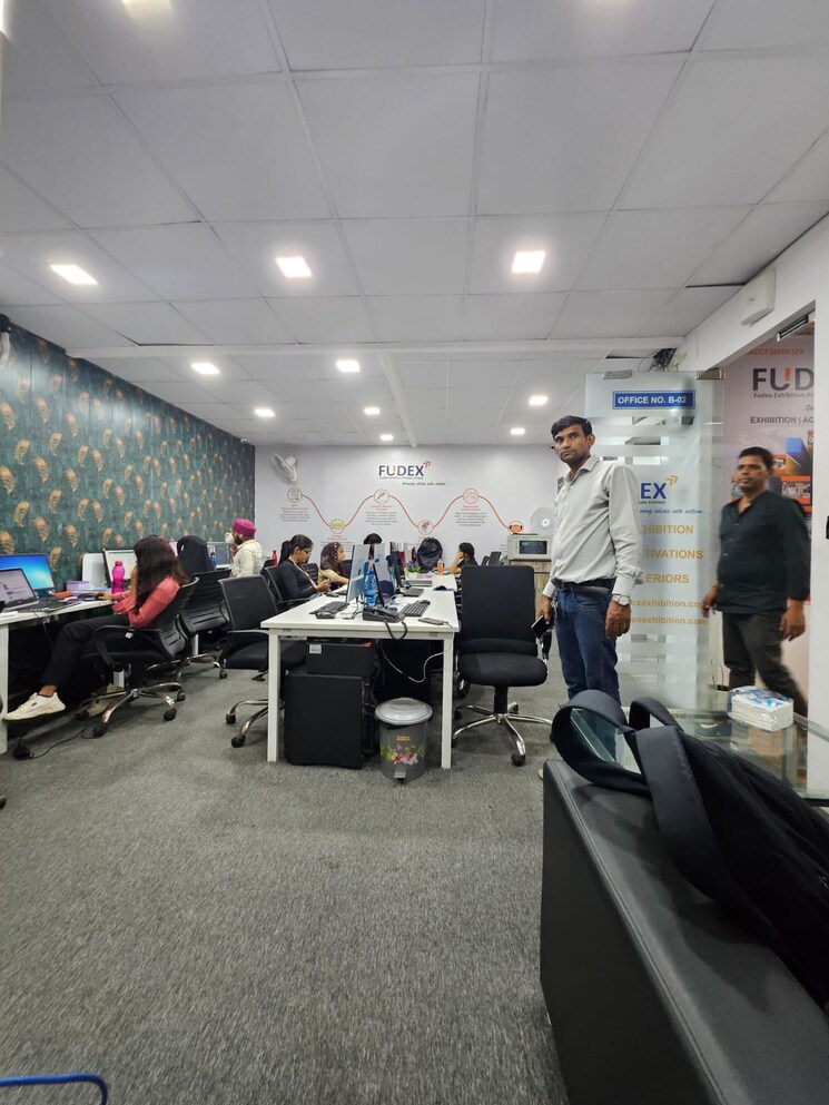  Parking, sector 63 Commercial Office Space 1200 Sq.Ft. In Sector 63 Noida 7830130