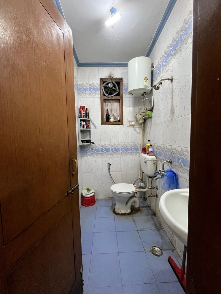 Bathroom, khirki extension 2 Bedroom 100 Sq.Yd. Builder Floor In Khirki Extension Delhi 7830662