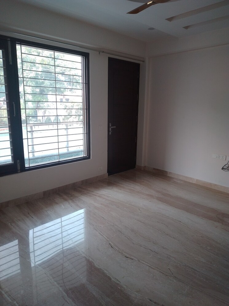 Room, sector 23 3 Bedroom 2462 Sq.Ft. Builder Floor In Sector 23 Gurgaon 7833222