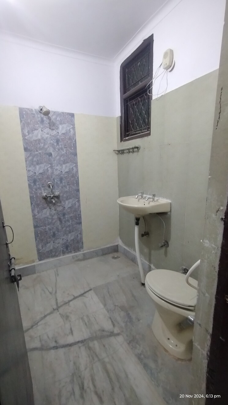 Bathroom, uttam nagar 2 Bedroom 70 Sq.Yd. Builder Floor In Uttam Nagar Delhi 7834029