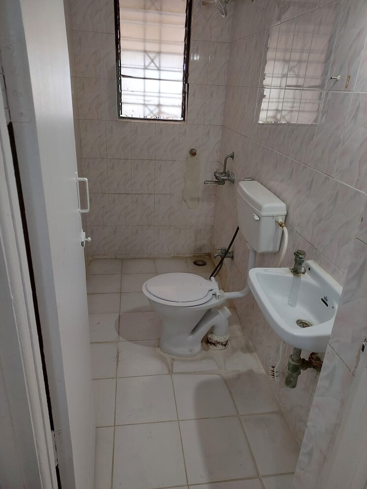 Bathroom, paya-chs-aundh 2 Bedroom 850 Sq.Ft. Apartment In Aundh Pune 7834435