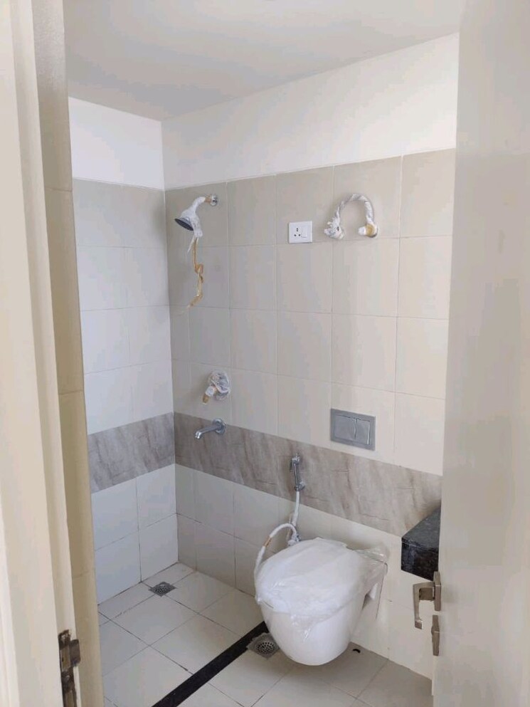 Bathroom, experion-the-heart-song 2 Bedroom 1283 Sq.Ft. Apartment In Sector 108 Gurgaon 7835063