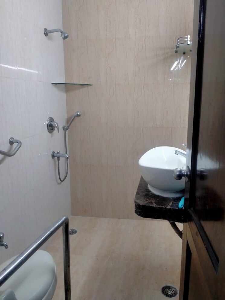 Bathroom, safdarjung enclave 3 Bedroom 129 Sq.Yd. Apartment In Safdarjung Enclave Delhi 7835071