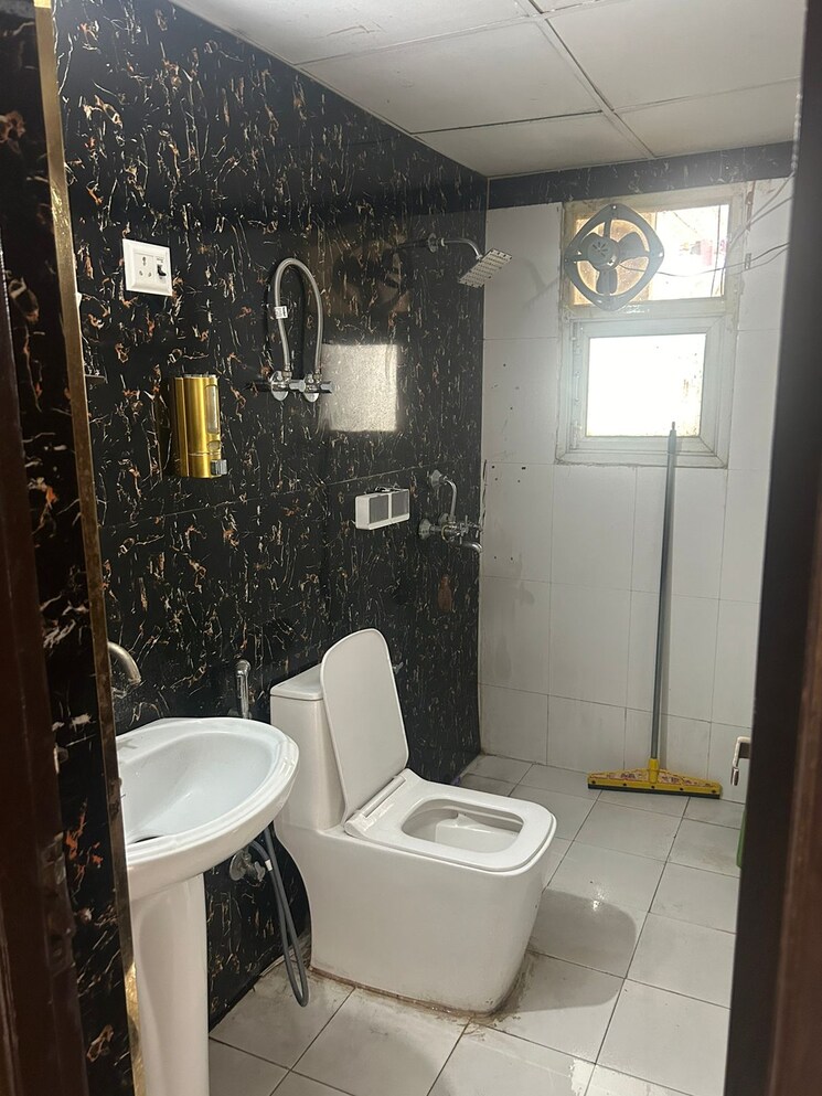 Bathroom, sam-residency 4 Bedroom 2231 Sq.Ft. Apartment In Sain Vihar Ghaziabad 7835636