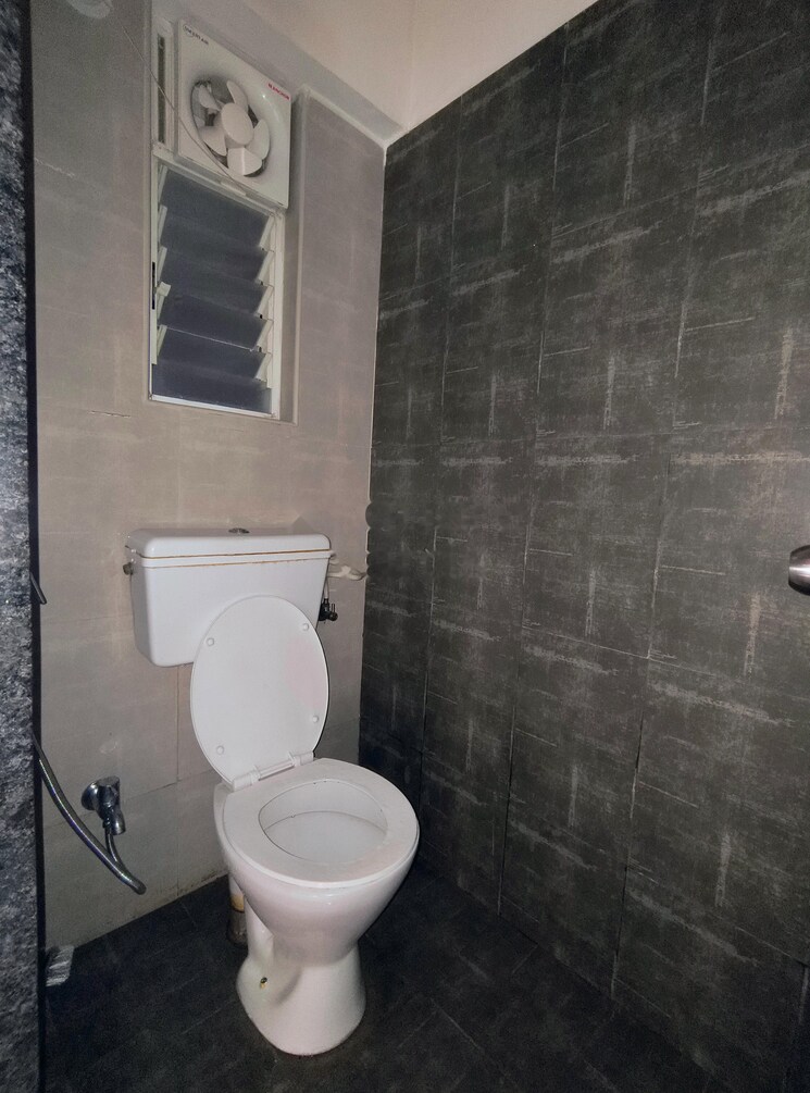 Bathroom, mantra-insignia 1 Bedroom 500 Sq.Ft. Apartment In Mundhwa Pune 7835604