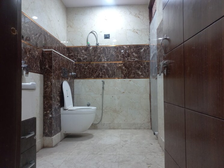 Bathroom, rohini sector 16 3 Bedroom 1500 Sq.Ft. Builder Floor In Rohini Sector 16 Delhi 7836053