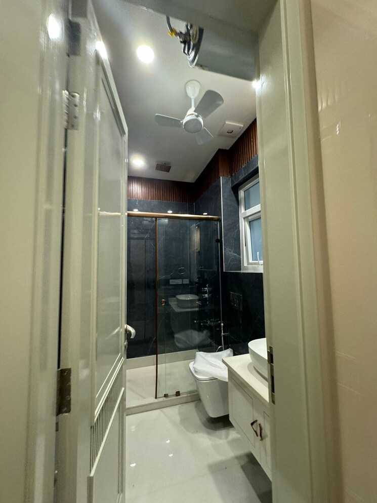 Bathroom, new rajinder nagar 3 Bedroom 200 Sq.Yd. Builder Floor In New Rajinder Nagar Delhi 7836310