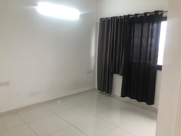Room in 2 BHK Apartment at Amanora Gold Towers, Hadapsar – for Sale