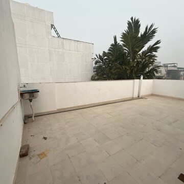 Balcony in 1 RK Builder Floor at Ansal Sushant Lok I, Sector 43 – for Rent
