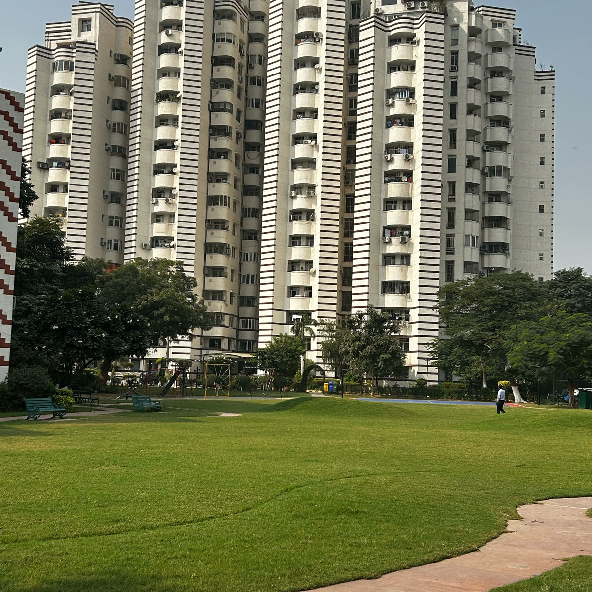 3.5 BHK + Servant Room Apartment For Sale in Unitech Ivory Towers