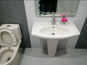 Bathroom in 6 BHK Independent House at Noida Central – for Sale