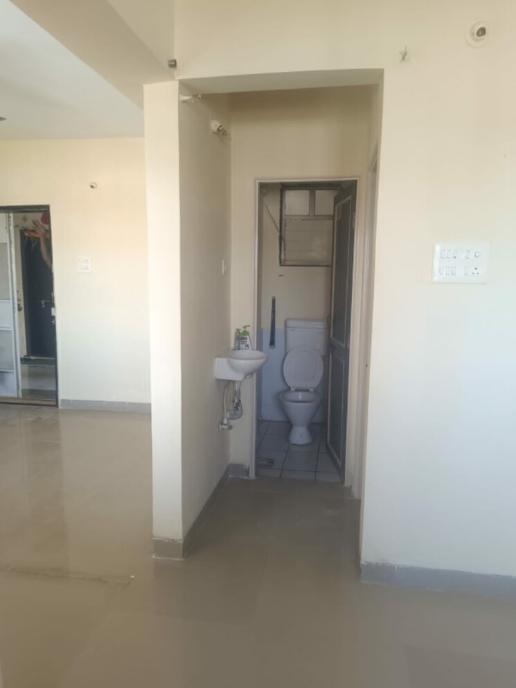 Bathroom, varanasi-society 1 Bedroom 650 Sq.Ft. Apartment In Warje Pune 7839139