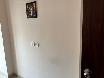Room in 2.5 BHK Apartment at Mahagun Moderne, Sector 78 – for Sale