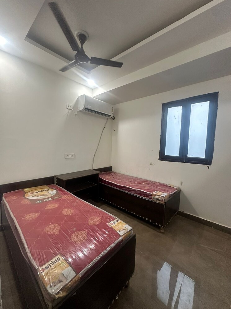 Room, sector 27 Pg For Boys & Girls In Sector 27 7839523