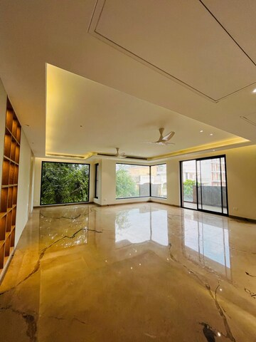 Room in 4 BHK Builder Floor at Suncity Heights, Sector 54 – for Sale