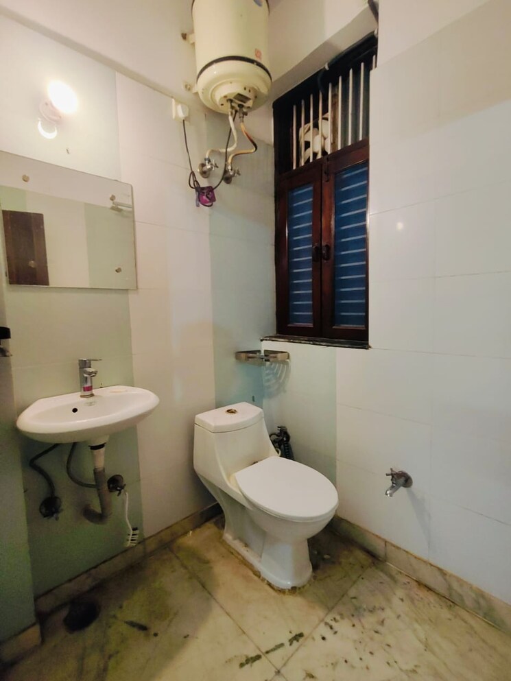Bathroom, shiv-shakti-apartments-gurgaon 3 Bedroom 1350 Sq.Ft. Apartment In Sector 54 Gurgaon 7839691