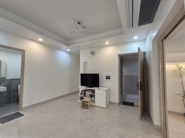 Room in 3 BHK Builder Floor at Kailash Colony – for Rent