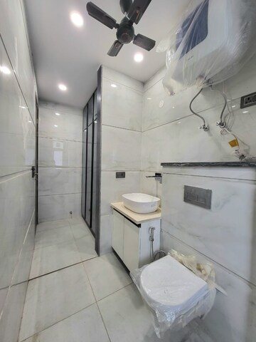Bathroom in 3 BHK Builder Floor at Unitech South City 1, Sector 41 – for Sale