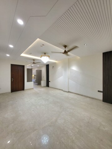 Room in 3 BHK Builder Floor at Unitech South City 1, Sector 41 – for Sale