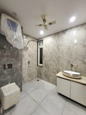 Bathroom in 3 BHK Builder Floor at Unitech South City 1, Sector 41 – for Sale