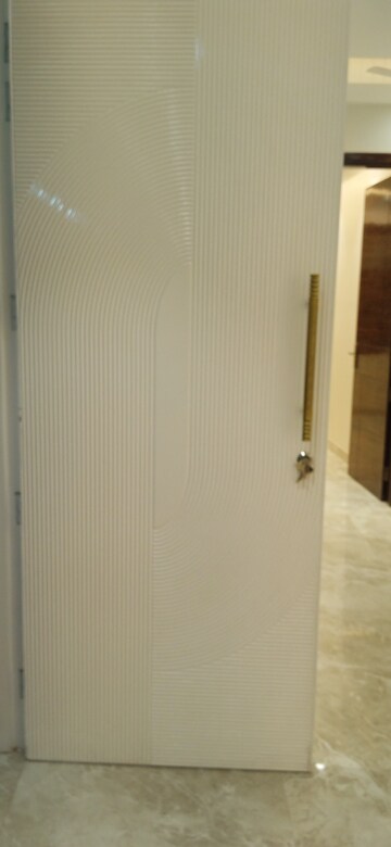 Building Lobby in 3 BHK Builder Floor at Mahavir Enclave 1 – for Sale
