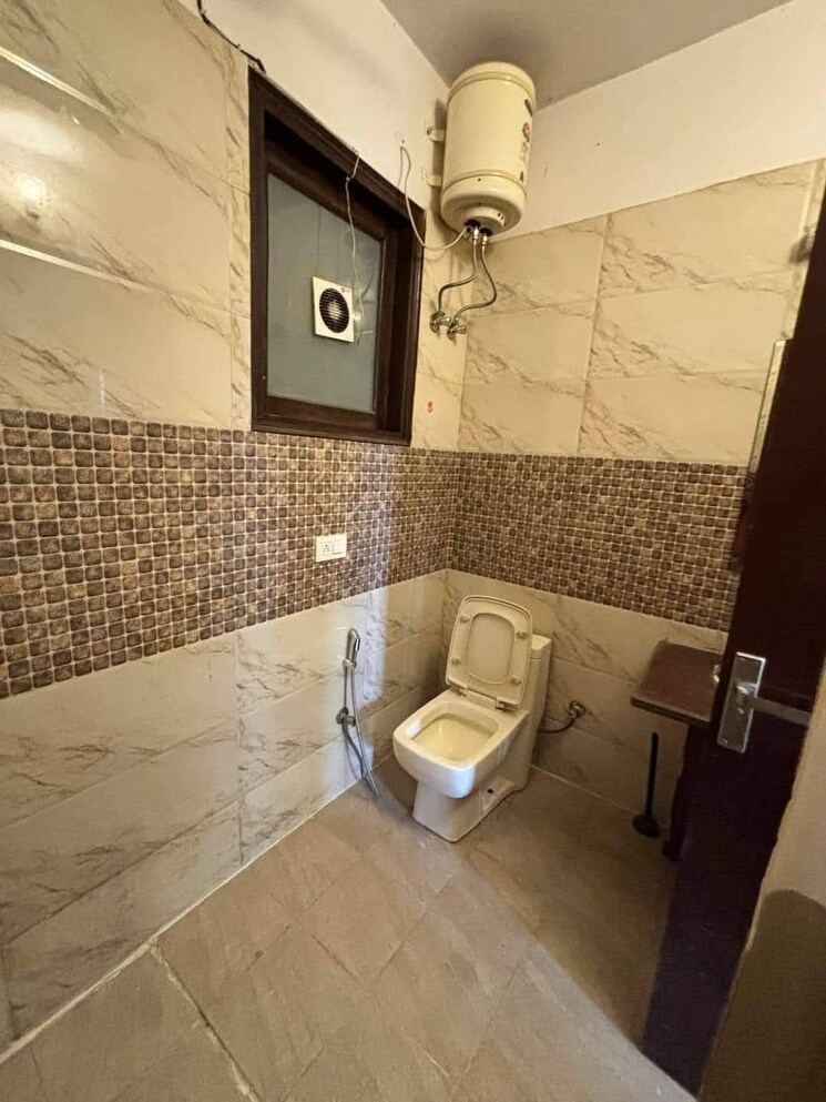 Bathroom, emaar-mgf-emerald-hills 4 Bedroom 2500 Sq.Ft. Apartment In Sector 65 Gurgaon 7841491