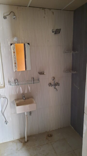 Bathroom in 2 BHK Apartment at Signature Global Signum 93, Sector 93 – for Rent