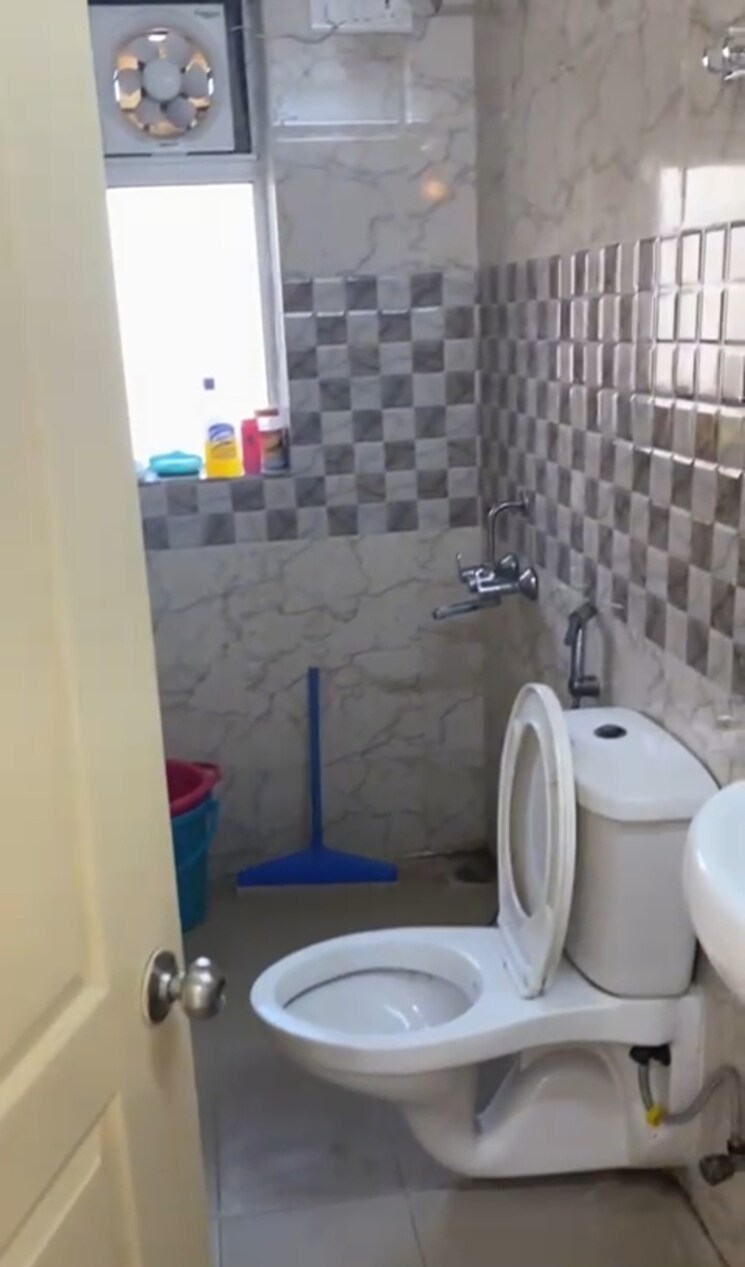 Bathroom, paras-tierea 2 Bedroom 1045 Sq.Ft. Apartment In Sector 137 Noida 7841774