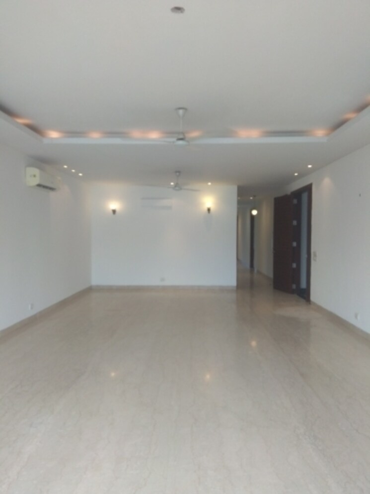 Room, new friends colony 5 Bedroom 500 Sq.Yd. Builder Floor In New Friends Colony Delhi 7842283