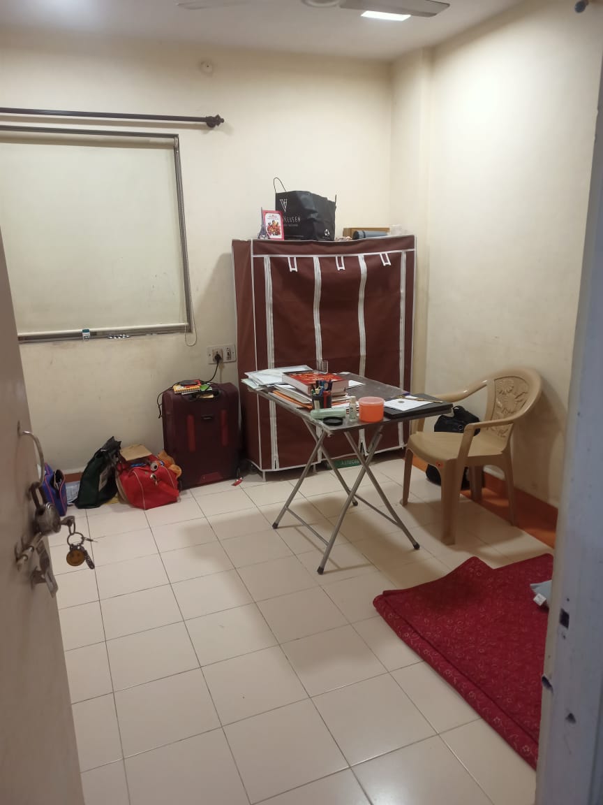 1 BHK + Extra Room Apartment For Sale in Pratha Pushpa Society