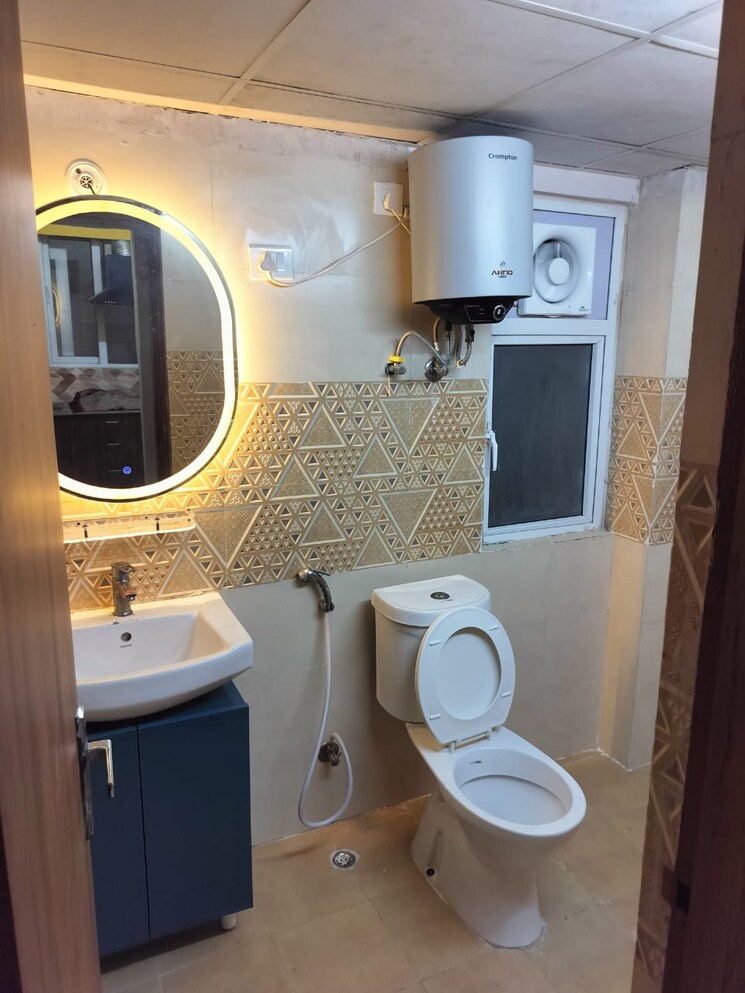 Bathroom, mahagun-mahagunpuram 2 Bedroom 900 Sq.Ft. Apartment In Shastri Nagar Ghaziabad 7843142